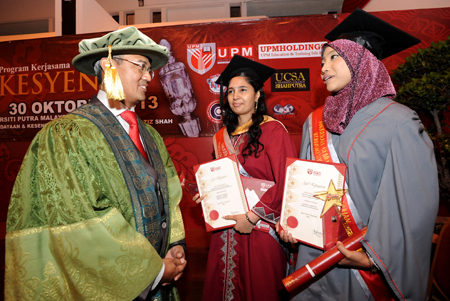 Darshanadevi Muthuthamby, the Academic Excellence for Bachelor award recipient, graduate of Bachelor of Business Administration programme (center) and Izni Mohamad Sabri, the Outstanding Graduate of Diploma in Human Development award recipient.