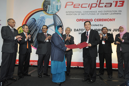 Prof. Dato' Ir. Dr. Mohd Saleh Jaafar and Hajah Rahana Mat Ghani, Pakar Go Green Sdn. Bhd. Managing Director during the signing of MoA.