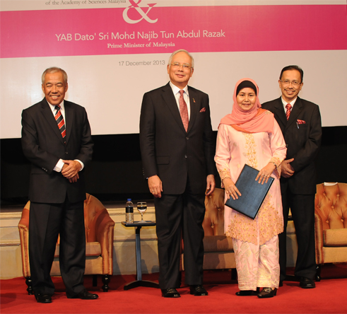 Prof. Dr Fatimah Md Yusoff (two from the right) with the President of Academy of Sciences Malaysia (left) and Prime Minister of Malaysia (two from the left)