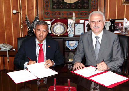 Menandatangani memorandum persefahaman dengan Sakarya Universiti dengan Rektor Sakarya University, Prof. Dr. Mehmet Ali Yalcin.